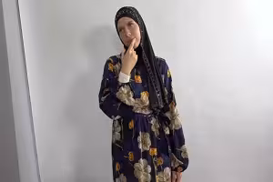 Holly Molly – Sexy Holly Molly in hijab wants some photos