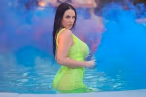 Angela White – Smoking Hot And Soaking Wet